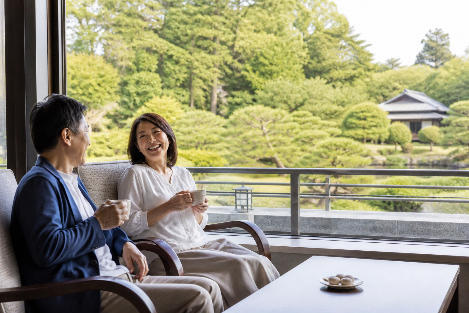 宿のラウンジで景色を眺めながらくつろぐシニア夫婦