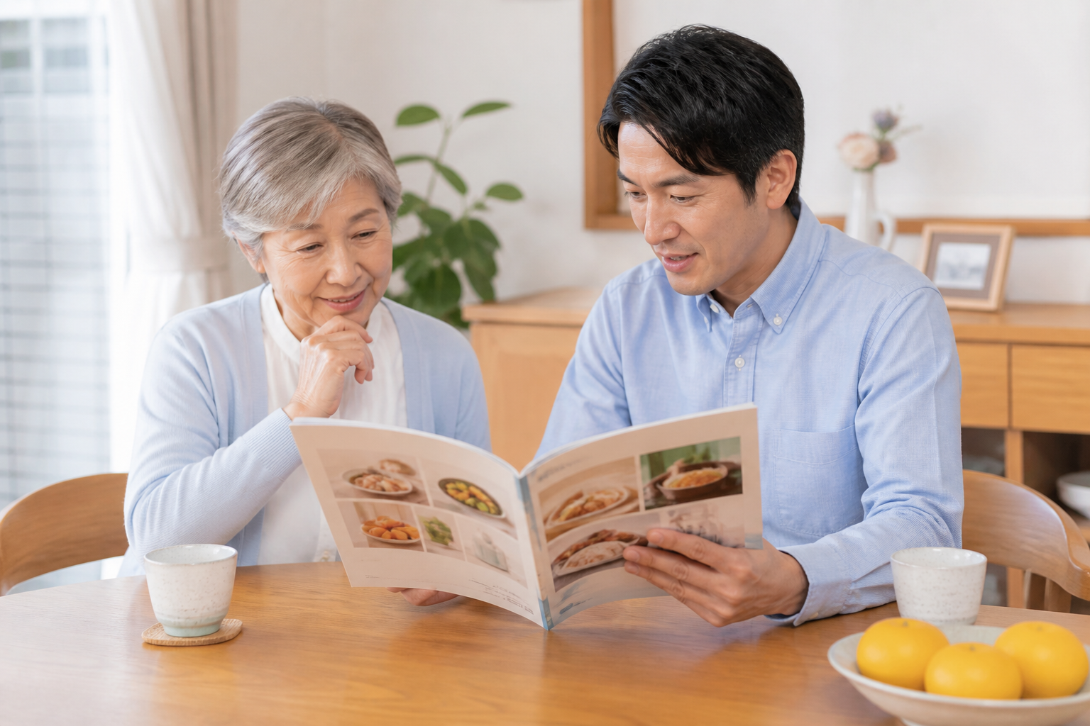 高齢の親と家族がカタログギフトを一緒に選んでいる様子