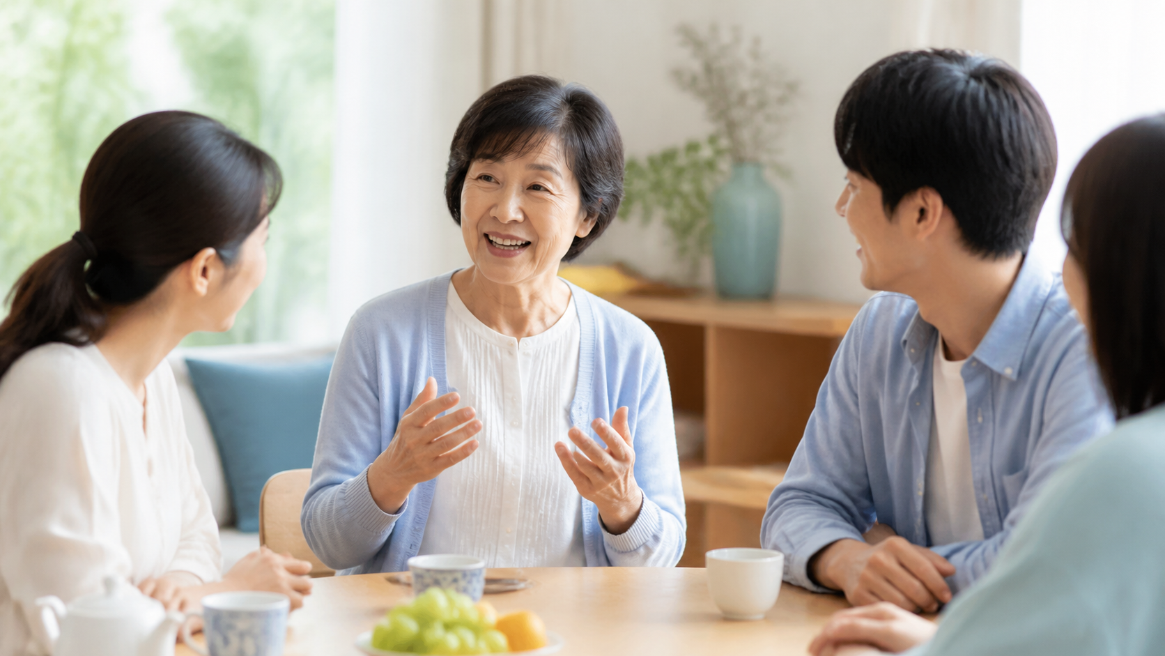 学んだ内容を家族に説明するシニア女性