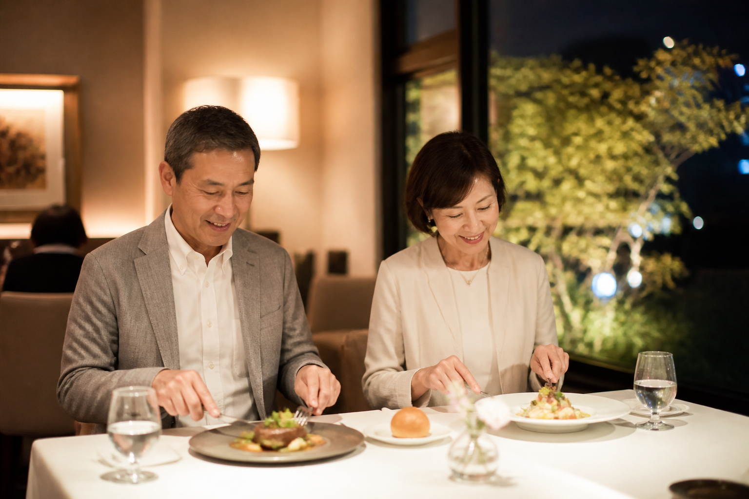 体験ギフトで贈れる食事を楽しむシニア夫婦